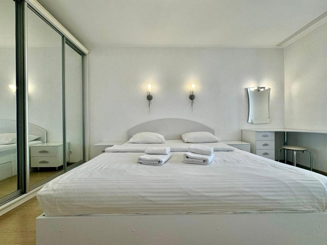 Apartpoltava: Stylish White Apartments with Dual Rooms Exterior photo